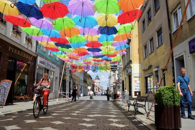 W sobotę na Rynku w Inowrocławiu odbędzie się Art Ino Festiwal. A już od dziś można spacerować ulicą Kr&oacute;lowej Jadwigi pod kolorowymi parasolkami.To już inowrocławska tradycja. Zawsze w weekend, w trakcie kt&oacute;rego organizowany jest Art Ino Festiwal, na ulicy Kr&oacute;lowej Jadwigi pojawia się parasolkowa alejka. Będzie ona zdobić to miejsce do 14 lipca.Natomiast w sobotę na Rynku o godzinie 16 rozpocznie się Art Ino Festiwal. Co w programie? Będzie program artystyczny dla dzieci w wykonaniu aktor&oacute;w z programu MiniMini oraz dowcipny pokaz &quot;Cyrkowiec&rdquo;&quot;, podczas kt&oacute;rego komik bawić będzie iluzją, żonglerką oraz diabolo.W centrum Inowrocławia staną żywe rzeźby. Wystąpi r&oacute;wnież Miłosz Stopiński, mistrz w dziedzinie freestyle football.- Art Ino Festiwal to impreza, na kt&oacute;rą z pewnością czekało sporo mieszkańc&oacute;w, ale także gości, kt&oacute;rzy przyjeżdżają do Inowrocławia, by zrobić sobie kolorowe zdjęcie pod parasolkami w centrum miasta. Mam nadzieję, że ten kolorowy dzień i moc atrakcji, kt&oacute;re przygotowaliśmy ucieszą was wszystkich &ndash; m&oacute;wi prezydent Inowrocławia Ryszard Brejza.Ciekawe zdjęcia można będzie sobie zrobić nie tylko pod kolorowymi parasolkami, ale r&oacute;wnież przy wielkim napisie ART INO FESTIWAL, kt&oacute;ry stać będzie na płycie Rynku. W sobotnie popołudnie do zdjęć będą pozowały także inowrocławskie wiewi&oacute;rki oraz Arlekin. Nie zabraknie r&oacute;wnież cyrkowca na monocyklu, kt&oacute;ry poprowadzi warsztaty cyrkowe oraz szczudlarzy z bańkami XXL. Będą r&oacute;wnież dmuchańce, kolorowy fryzjer, malowanie twarzy, warsztaty mydlarskie i świecowe oraz studio tatuażu.&lt;script class=&quot;XlinkEmbedScript&quot; data-width=&quot;640&quot; data-height=&quot;360&quot; data-url=&quot;//get.x-link.pl/44bc3c14-b7c4-da23-4bed-98fcc490c24e,333fa816-de1d-aca0-c34f-663df6f2fcdf,embed.html&quot; type=&quot;application/javascript&quot; src=&quot;//prodxnews1blob.blob.core.windows.net/cdn/js/xlink-i.js?v1&quot;&gt;&lt;/script&gt;