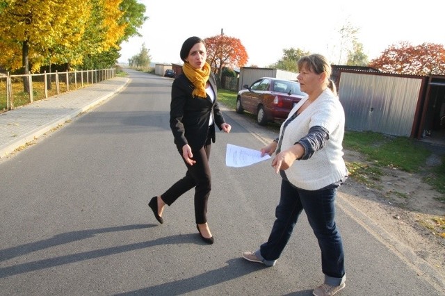 - Przy osiedlu na Prószkowskiej potrzebne są progi zwalniające - przekonują Sandra Cierniak, gminna radna (z lewej) i Adriana Bus ze wspólnoty mieszkaniowej "Słowik".