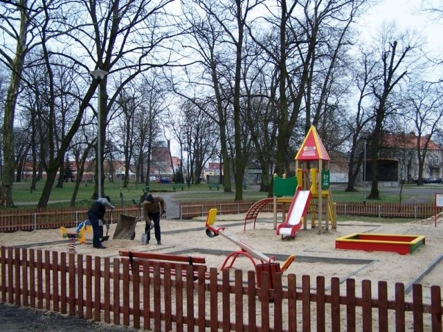 Plac zabaw w parku z nowym płotem i piskiem
