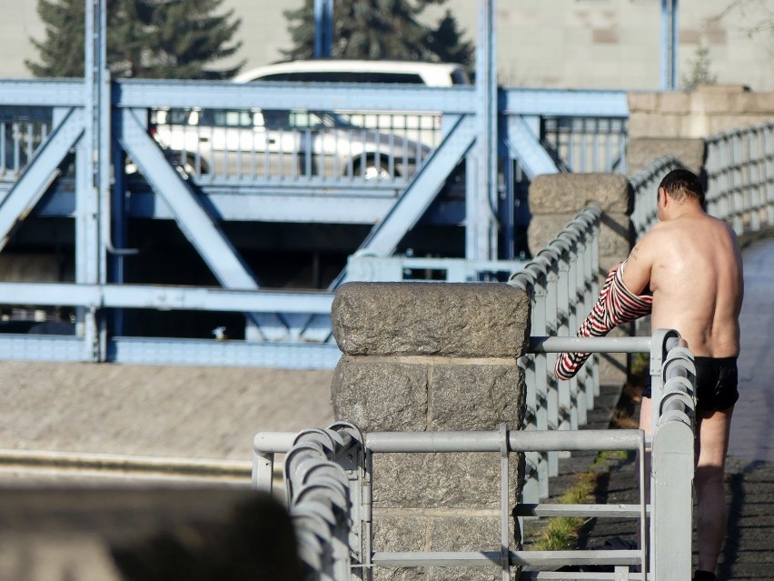 Mężczyzna kąpał się w Odrze przy moście Grunwaldzkim [ZDJĘCIA]