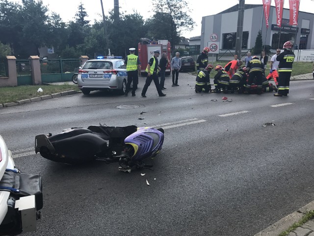 Zderzenie osobówki z motorowerem. Ranny kierowca jednośladu