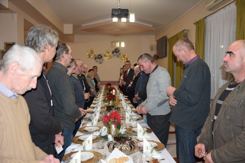Wigilijne spotkanie dla osób samotnych w Mircu. Były prezenty, świąteczne potrawy i program artystyczny. Zobacz zdjęcia
