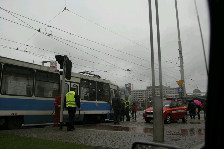 Wrocław: Przed rondem Reagana stanęły tramwaje, bo jeden się zepsuł (ZDJĘCIA)