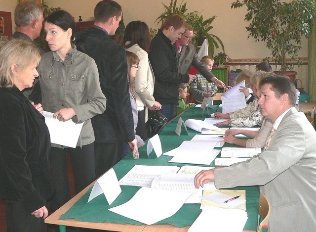 W obwodzie numer 4 w Kazimierzy Wielkiej, chcąc zagłosować po mszy w kościele trzeba było stać w długiej kolejce.