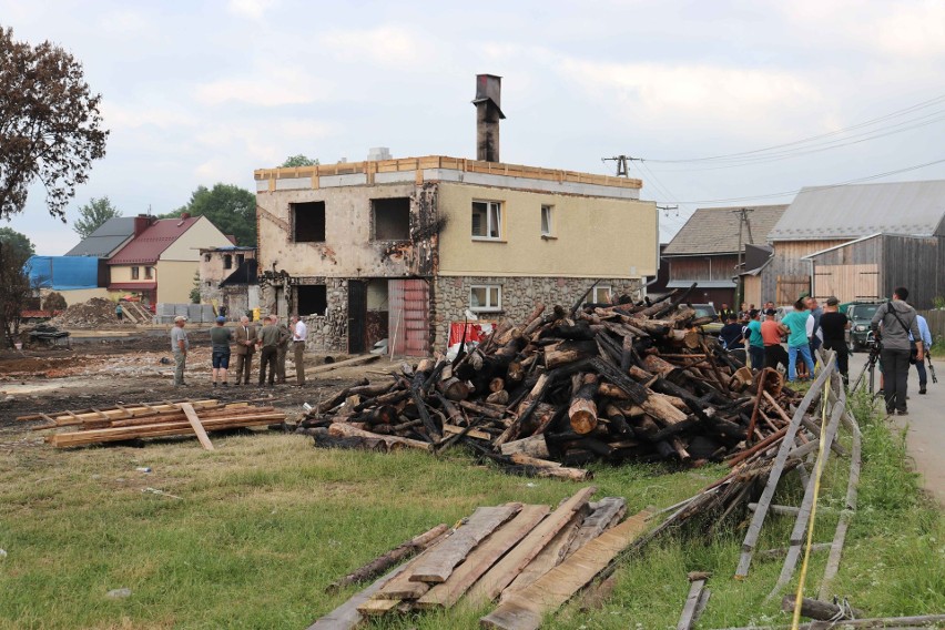 Pożar w Nowej Białej. Coraz więcej domów musi zostać całkowicie rozebranych 