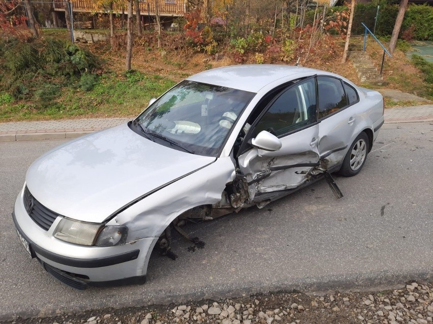 W Osieku Jasielskim ford zderzył się z volkswagenem. Do szpitala trafiły dwie osoby [ZDJĘCIA]