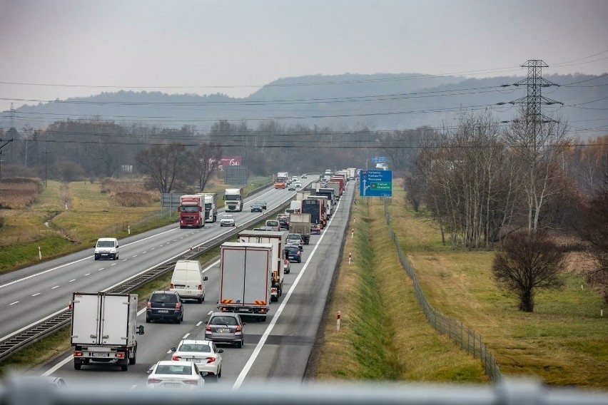 Ostry spór o budowę autostrady A4 przez Bielany i Kryspinów z nowym mostem nad Wisłą. Obwodnica oddali się od Krakowa?