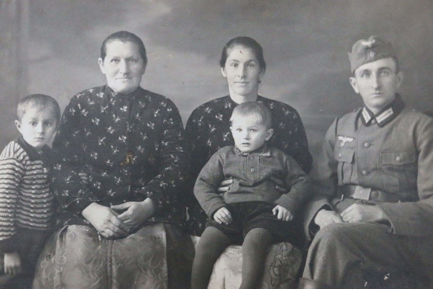 Zdjęcie z lat wojny. Obok Paula Niestroja siedzą jego żona i...