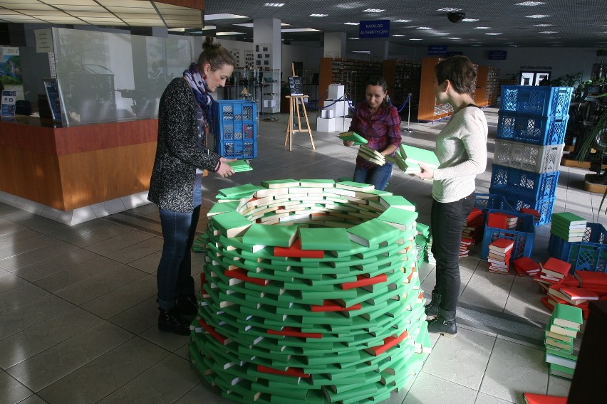 Choinka z książek w Bibliotece Śląskiej