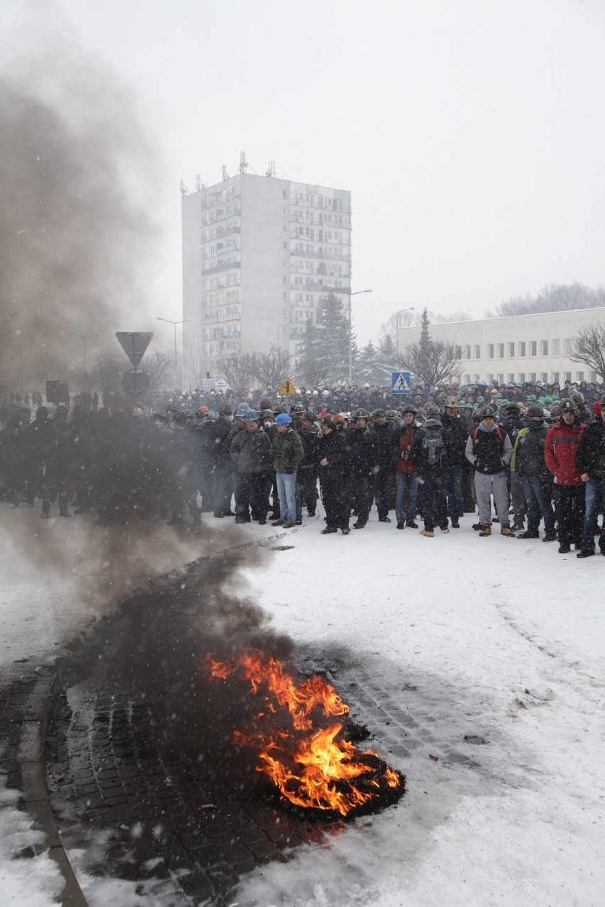 Strajk JSW: Bitwa górników z policją przed siedzibą JSW