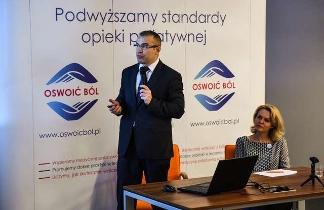 Dr Rafał Zyśk, kancelaria Health Economics Consulting i Karolina Pokorska, organizatorka akcji „Oswoić ból” mówili o zbyt niskiej refundacji leków przeciwbólowych