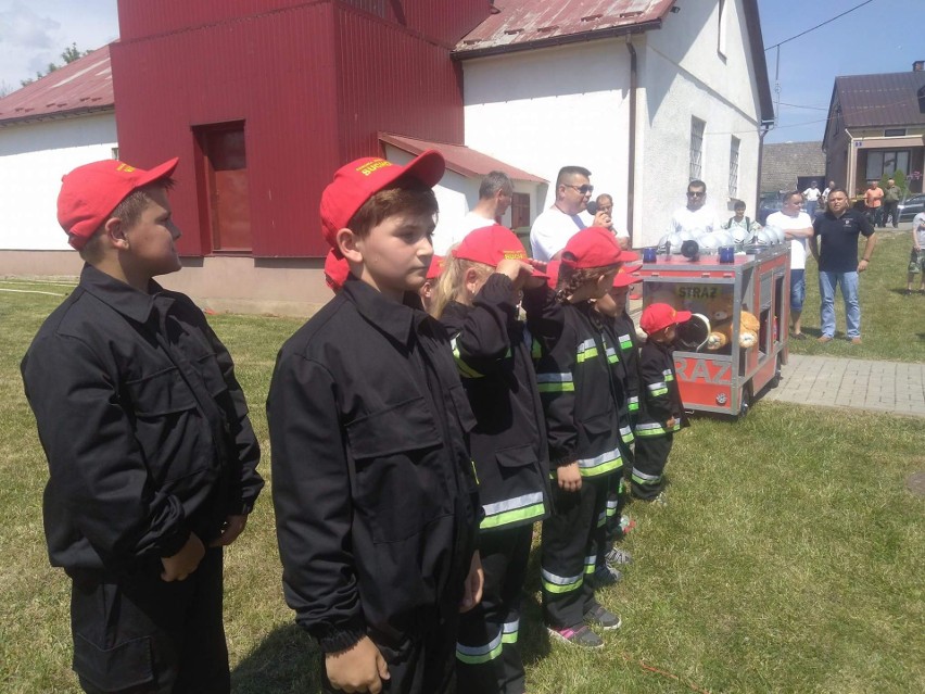Wolontariusze PGE dla dziecięcej drużyny pożarniczej z Suchorzowa zbudowali mały wóz bojowy