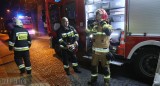 Pożar mieszkania w kamienicy przy ul. Niedziałkowskiego w Opolu. 5 jednostek straży walczyło z ogniem