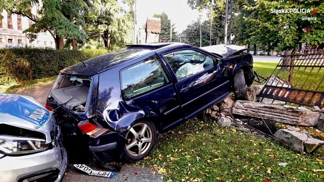 Policyjny pościg w Gliwicach zakończył się uderzeniem w auto uciekiniera i uszkodzeniu bramy kościelnej. Zobacz kolejne zdjęcia. Przesuń w prawo - wciśnij strzałkę lub przycisk NASTĘPNE