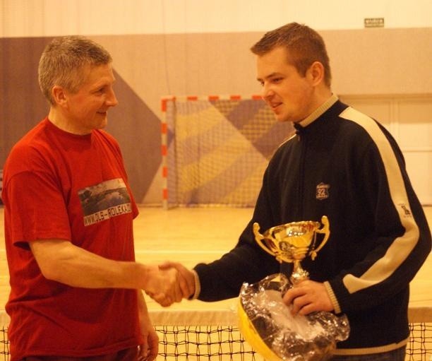 Puchar i nagrodę rzeczową Stefanowi Bienieckiemu wręcza jeden z organizatorów OLS Cup 2009 Arkadiusz Dobkowski.