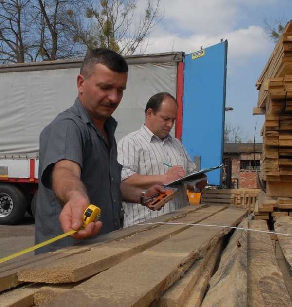 Piotr Morawski (od lewej) i Roman Freyer z firmy Eko - Las z nadzieją czekają aż ruszy strefa gospodarcza. - To dobry pomysł gminy - mówią.