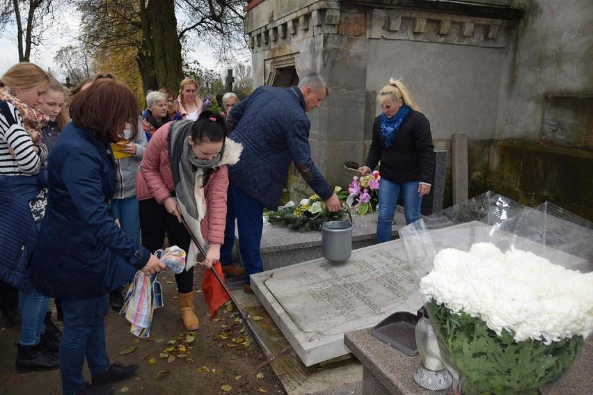 Wójt, młodzież i nauczyciele z Mirca na grobie Jadwigi Prendowskiej w Czyżowie Szlacheckim