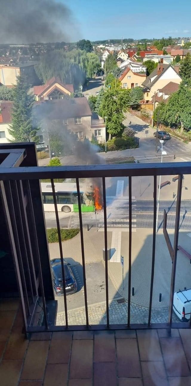 Pożar autobusu na szczecińskich Gumieńcach. Spaliło się 3/4 pojazdu