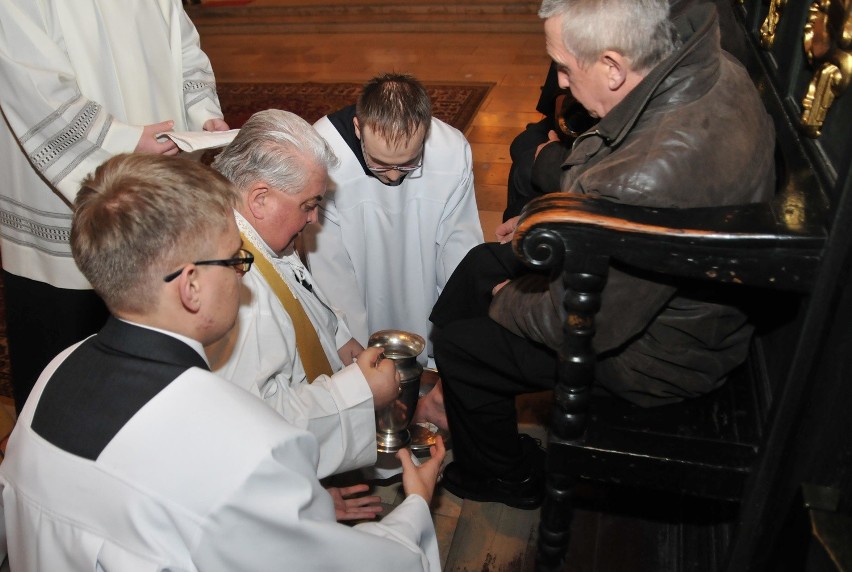Początek Triduum Paschalnego – biskup myje nogi starcom...