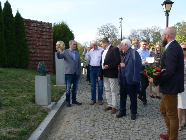 Jak mówił podczas oficjalnego otwarcia wystawy  autor rzeźb Adam Spała od lewej - pomysł na wystawę zrodził się w momencie przystąpienia Polski do Unii Europejskiej.