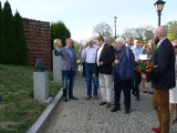 Wystawa małpich rzeźb z brązu opatrzonych flagami Państw Europy przy Zamku Królewskim w Sandomierzu (ZDJĘCIA)
