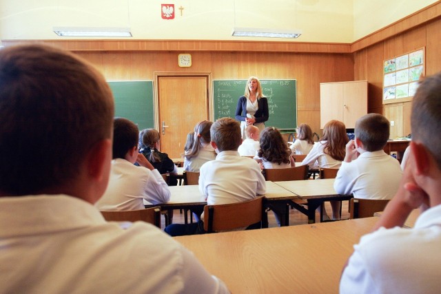 Nauczyciel stażysta od września będzie zarabiał 2 tys. 618 zł brutto