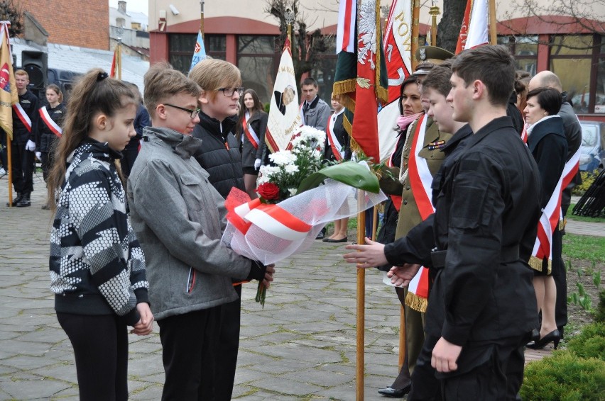 Najmłodsi składają wiązanki kwiatów w Parku Niepodległości w...