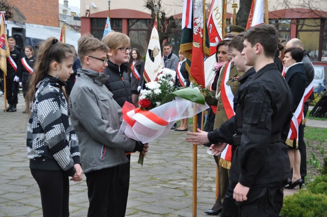 Najmłodsi składają wiązanki kwiatów w Parku Niepodległości w Szydłowcu.