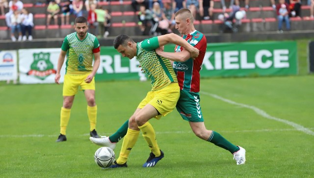 W niedzielnym meczu czołowych drużyn piłkarskiej, świętokrzyskiej klasy okręgowej, Orlęta Kielce pokonały Gród Ćmińsk 2:1. Zobaczcie zdjęcia z tego spotkania.Zobacz kolejne zdjęcia. Przesuwaj zdjęcia w prawo - naciśnij strzałkę lub przycisk NASTĘPNE GDZIE SĄ CHŁOPCY Z TAMTYCH LAT, CZYLI CO DZIŚ ROBIĄ BYŁE GWIAZDY VIVE KIELCE [ZDJĘCIA] [B]POLECAMY RÓWNIEŻ:[/B][tabela][tr][td sz=300]IGOR KARACIĆ SIĘ ZARĘCZYŁ. ZOBACZ JEGO PIĘKNĄ WYBRANKĘ[/td][td sz=300]PIĘKNOŚĆ Z UKRAINY. ZOBACZ PARTNERKĘ ARTIOMA KARALIOKA[/td][/tr][td]BYŁY ZAWODNIK VIVE KIELCE JEST CZOŁOWYM POKERZYSTĄ ŚWIATA. WYGRYWA MILIONY DOLARÓW