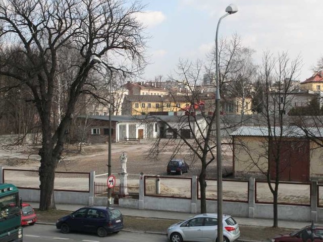 Z placu Kieleckich Kopalni Surowców Mineralnych przy ulicy Ściegiennego w Kielcach zniknęły stare zabudowania.