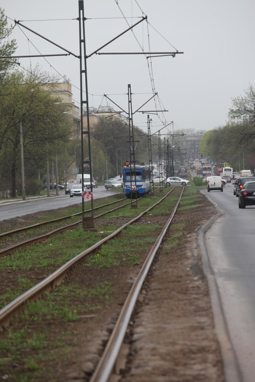 Torowisko tramwajowe na alei Solidarności jest w złym...