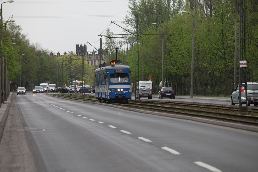 Torowisko tramwajowe na alei Solidarności jest w złym...