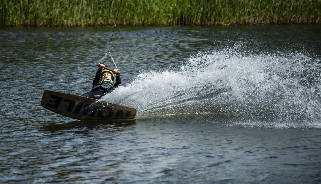 Z przymrużeniem oka nazywany jest młodszym bratem nart wodnych. Wakeboarding przez ostatnie lata zdobywa coraz większą popularność i podbija serca miłośników sportów wodnych. Dyscyplinę tę trenować można w Koszalinie.