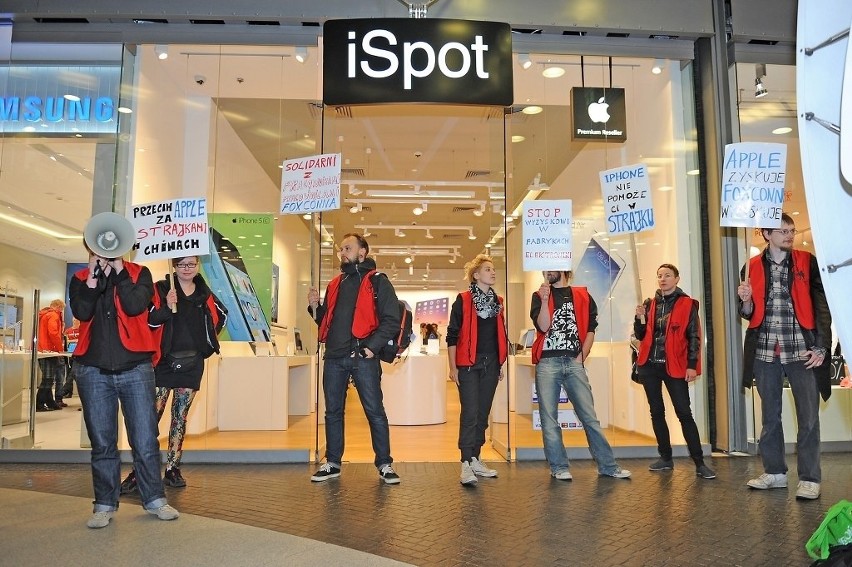 Protest przeciwko wyzyskowi pod sklepem Apple w Poznaniu [ZDJĘCIA]