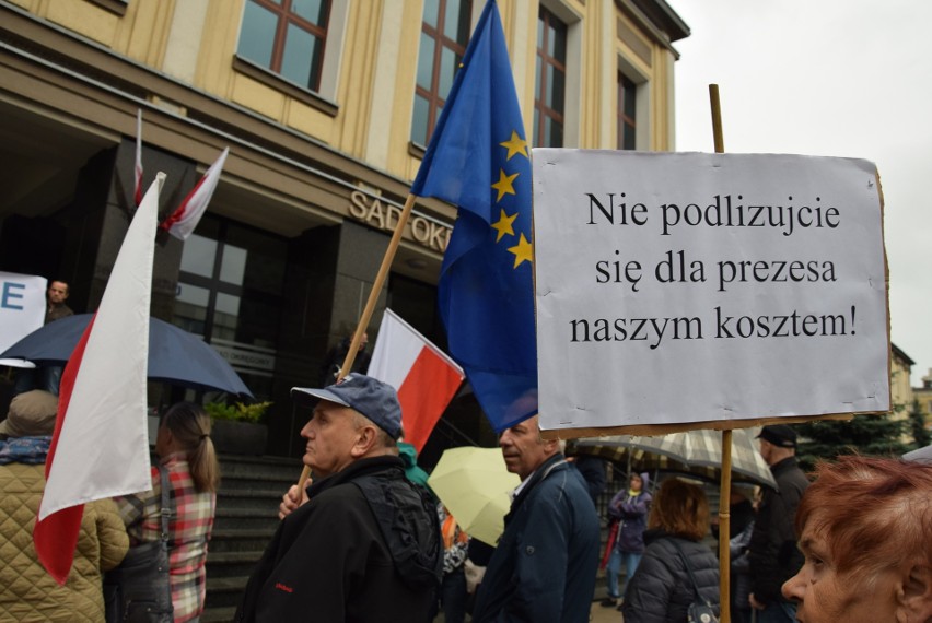 Przed Sądem Okręgowym w Białymstoku znicze zapłonęły już...