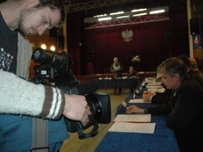 Kiedy praszkowscy radni głosowali nad zamiarem restrukturyzacji wiejskich szkół, na sali obrad było mnóstwo dziennikarzy. Na ostatniej sesji już bez kamer rajcy podjęli uchwały o okrojeniu podstawówek.