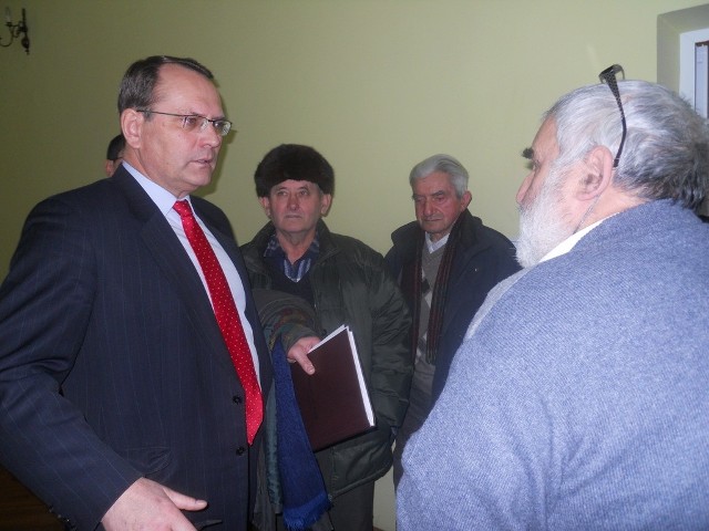 Poseł Eugeniusz Kłopotek dyskutuje z Konstantym Grzegórskim z gminy Koneck.