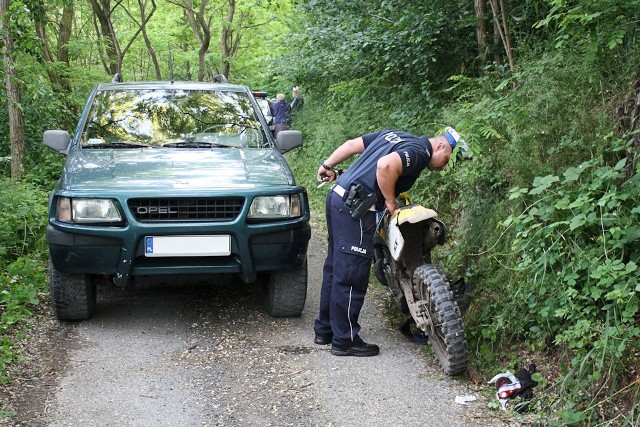 Policjanci z Mogilna wyjaśniają okoliczności zdarzenia, do którego doszło na drodze leśnej w miejscowości Wieniec.