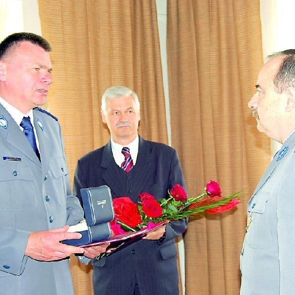 Jerzemu Wojtasińskiemu (z prawej) podziękowania za służbę i  pamiątkowy zegarek przekazał wczoraj Wiesław Domański,  zastępca komendanta wojewódzkiego policji.