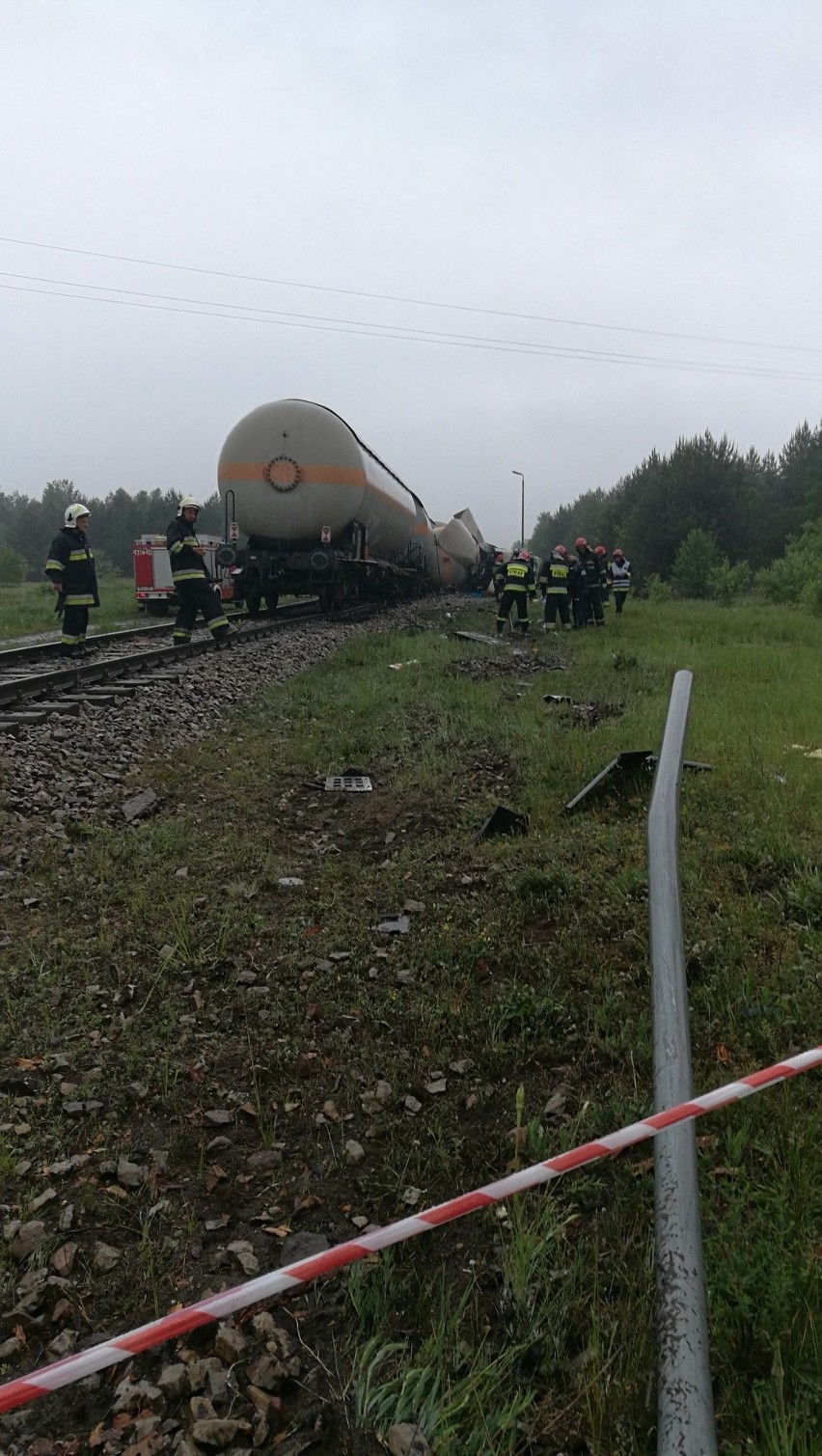 Ciężarówka zderzyła się z pociągiem pod Końskimi. Ranny kierowca z powiatu przysuskiego