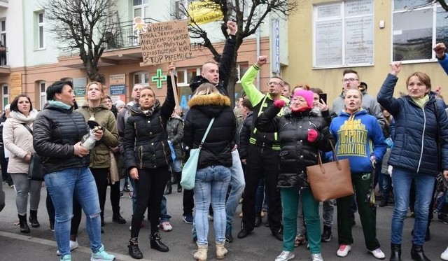 Dziś (czwartek, 10.01) przed Sądem Okręgowym w Toruniu ruszy proces Angeliki L. i jej konkubenta Radosława M. Mężczyzna oskarżony jest o zabójstwo 3-letniego Tomaszka w Grudziądzu i znęcanie się nad siódemką dzieci. Matka - o zaniedbania zagrażające życiu syna.POLECAMY:Zarobki w Biedronce. Kolejne podwyżki!Przestępcy seksualni z kujawsko-pomorskiego! Sprawdź, czy mieszkają obok Ciebie!Zabójstwo 3-letniego chłopca. Przeżył piekłoŚcigani przez policję. Publikujemy wizerunki!Szokujący błąd medyczny. Kobieta straciła okoAngelika L. i jej konkubent Radosław M. staną przed toruńskim sądem dziś, o godzinie 9.30. Mężczyzna oskarżony jest o zabójstwo 3-letniego Tomaszka, dokonane z zamiarem ewentualnym. Według prokuratury, w listopadzie 2017 roku konkubent bił dziecko. Zadając mu cios w głowę liczył się z tym, że może umrzeć. Chłopczyk zmarł w szpitalu. Oskarżonemu grozi dożywocie.