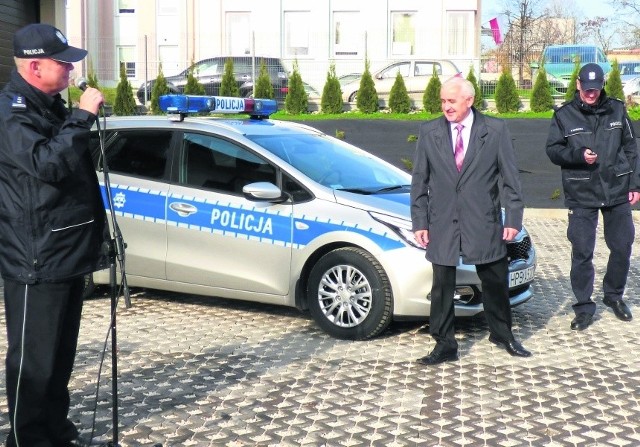 Burmistrz Buska-Zdroju Waldemar Sikora przekazał kluczyki do radiowozu dzielnicowemu Rafałowi Woźniczce. Nad przebiegiem uroczystości czuwał komendant powiatowy Adam Równicki.