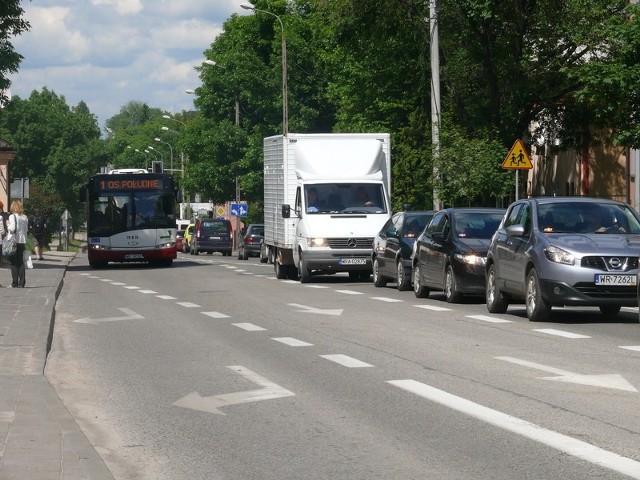 Każdego dnia na ulicy Zbrowskiego tworzą się korki i nic nie wskazuje na to, że sytuacja się poprawi.