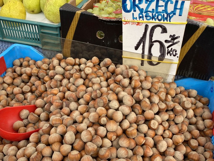 Oto ceny świeżych owoców i warzyw na kieleckich bazarach w piątek 27 października. Ile kosztowały pomidory i gruszki?