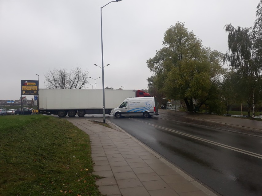 TIR stoi w poprzek drogi. Są utrudnienia na ul. Roztockiej i Warcisława 