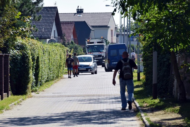 Na Mieroszowskiej z trudem mieszczą się dwa auta, ale śmieciarka zajmuje już niemal całą jezdnię. Pierwszeństwo mają tu piesi, ale muszą szczególnie uważać