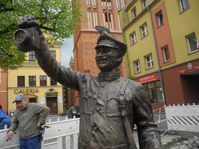 Pomnik jest wykonany z brązu.