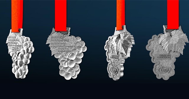Medale dla uczestników IX Lotto Drużynowego Biegu Winobraniowego o Puchar „Gazety Lubuskiej”