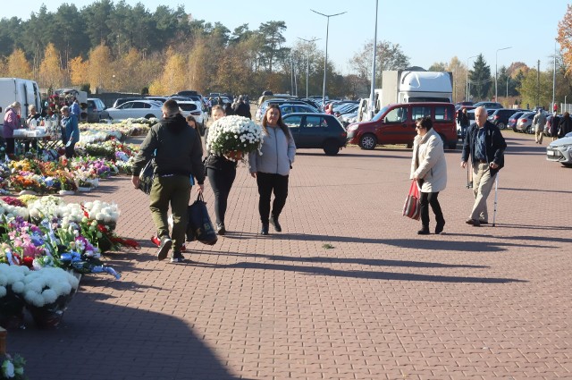 Trwają przygotowania do Wszystkich Świętych. Ruch na Cmentarzu Komunalnym na radomskim Firleju z minuty na minutę jest coraz większy. Trudno zaparkować samochód pod cmentarzem. Mieszkańcy odwiedzają groby, aby przeprowadzić gruntowne porządki przed 1 listopada. Pracom porządkowym sprzyja słoneczna pogoda. Zobacz kolejne zdjęcia >>>