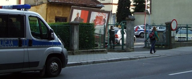Bilbord z marszałkiem Komorowskim został zatrzymany na policyjnym parkingu.